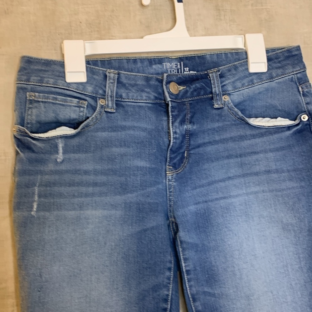 Time & Tru women’s mid rise shorts size 12 - Picture 2 of 4